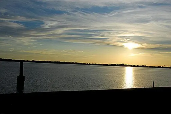 Как Бурение 14-дюймовой дыры случайно создало 1,300-футовое глубоководное озеро из ранее 10-футового глубокого пресноводного