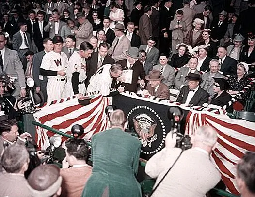 Как Дуайт Д. Эйзенхауэр играет в полупрофессиональный бейсбол за горстку игр, почти изменив американскую историю