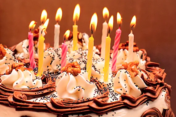 Как началась практика ввода свечей на торты в дни рождения