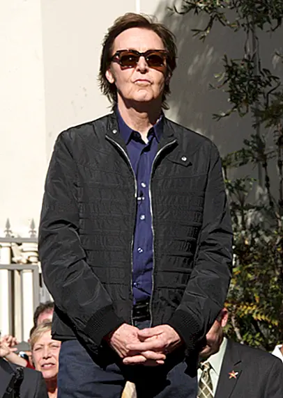 Как слух, что Пол Маккартни умер в 1966 году и был тайно заменен похожим взглядом