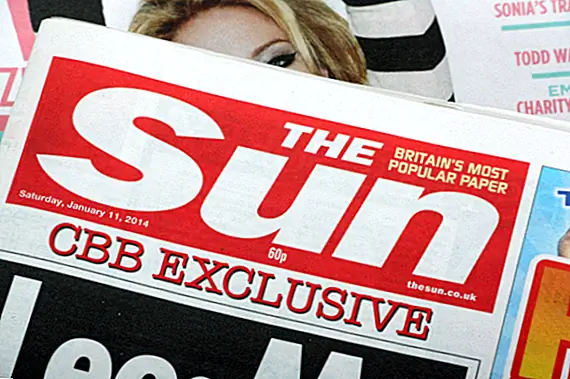 Как началась странная британская традиция «положить топлес женщин на третью страницу газет»