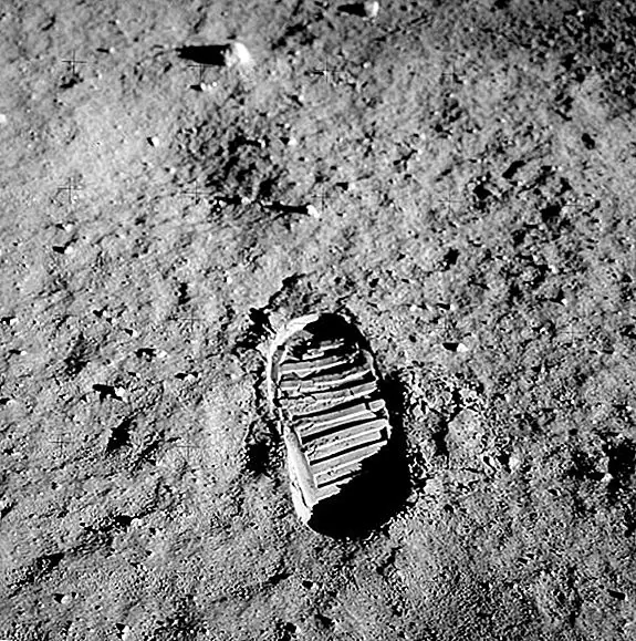 «Один маленький шаг для человека» или «Один маленький шаг для человека» - что действительно сказал Нил Армстронг