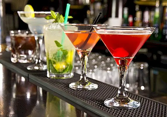 Происхождение слова «Коктейль» для алкогольного напитка