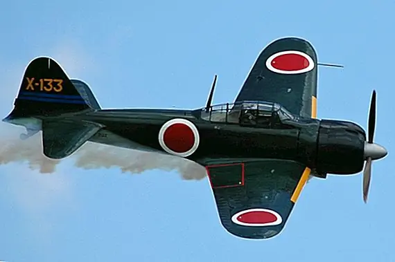 Это один раз парашютный солдат взял напрокат самолет с нулевым истребителем ни с чем, кроме пистолета