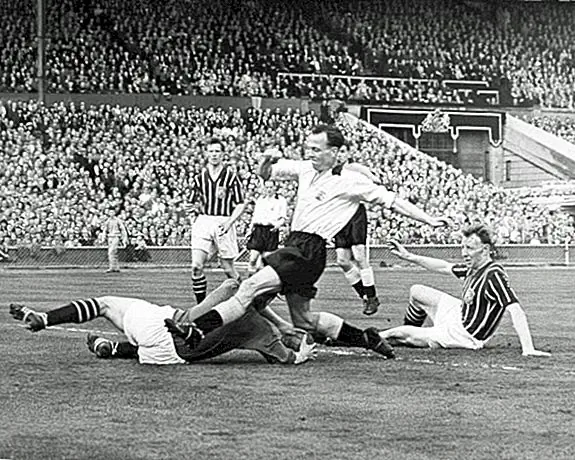 Это время Берт Траутманн сыграл в профессиональной футбольной игре с сломанной шеей