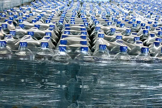 В то время Coca-Cola пыталась продать воду в бутылках в США и веселье, которое было реализовано