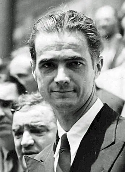 В то время Говард Хьюз купил телевизионную станцию, чтобы он мог иметь Netflix в 1960-х годах