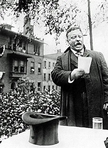 В то время Тедди Рузвельт получил выстрел в сундук, но все равно дал 90-минутную речь