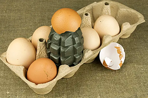 В то время британцы разработали ядерную бомбу с курицей