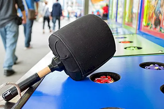 В это время изобретатель Whac-A-Mole случайно свалил свой склад