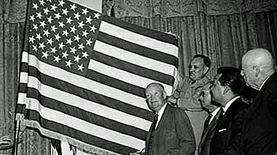 Текущая версия флага США была предложена студентом средней школы, который сначала получил только B- для своего дизайна