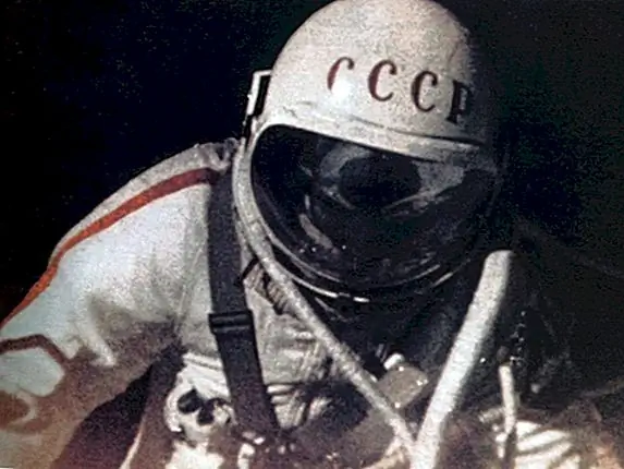 Первый человек, чтобы ходить в космосе, почти застрял там