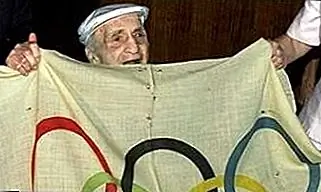 Первый Олимпийский флаг пропал без вести в течение 77 лет после Игр 1920 года, пока олимпийский чемпион 1920 года не обнаружил, что в его чемодане все время