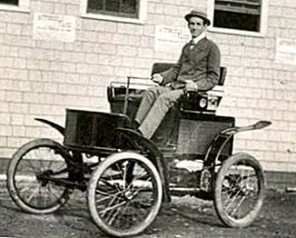 Первое нарушение скорости в США было совершено водителем такси в Нью-Йорке на электрическом автомобиле 20 мая 1899 года