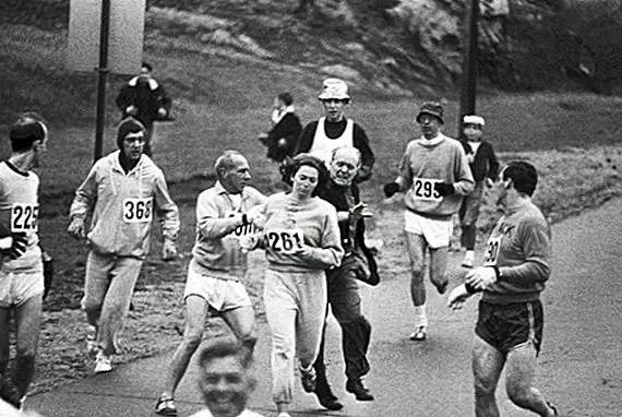 Первая женщина официально запустила в бостонском марафоне