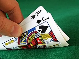 Основатель FedEx однажды сохранил компанию, взяв последние 5000 долларов и превратив ее в 32 000 долларов за счет азартных игр в Лас-Вегасе