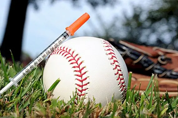 Главный кувшин лиги, который утверждал, что он бросил без нападающих в то время как на ЛСД