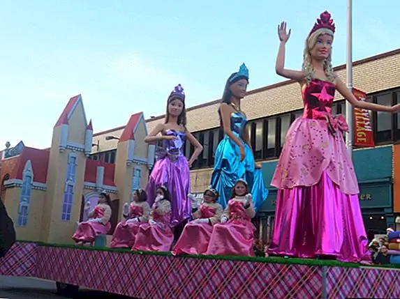 Создатели Барби, используемые для продажи куклы, чьи груди росли, когда ее рука вращается