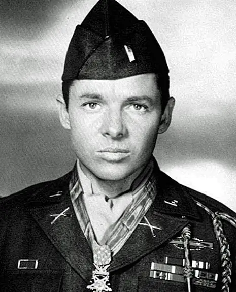 Человек, который провел шесть вражеских танков и несколько волн пехоты в течение часа, стреляя по ним, стоя на огневом баке