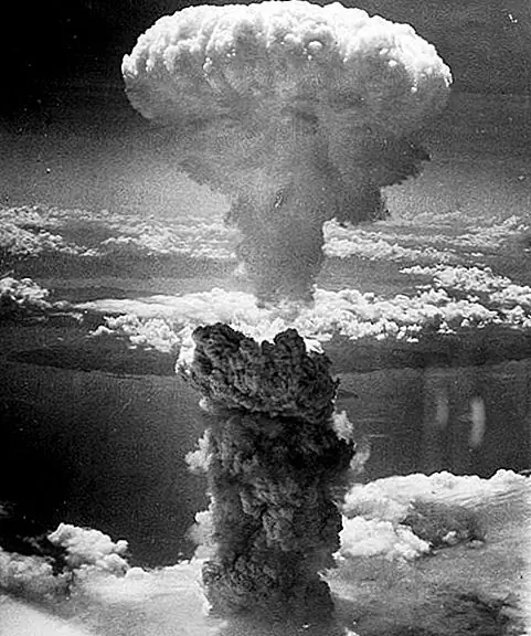 Человек, который выдержал два нападения с ядерной бомбой
