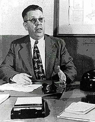 Микроволновая печь была изобретена в результате несчастного случая человеком, который был сиротой и никогда не окончил гимназию