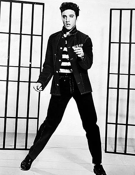 Ночной Элвис был показан с пояса