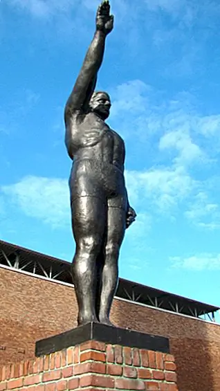 Официальная олимпийская салюта перестала быть популярной после Второй мировой войны из-за сильного сближения с салютом «Хейл Гитлер»