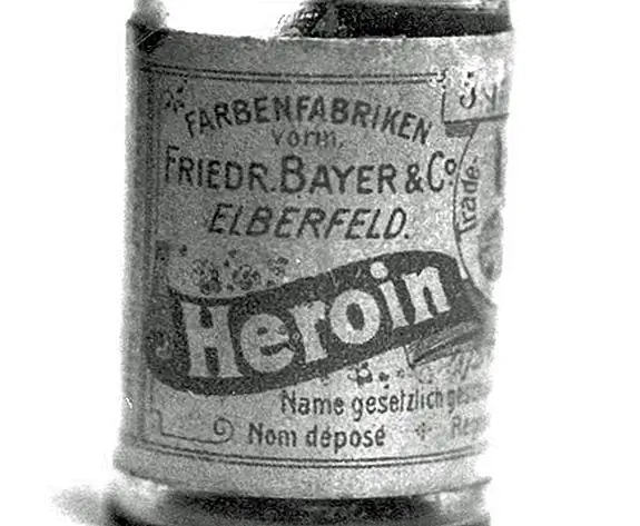 Фармацевтическая компания Bayer придумала название «Героин» и продала препарат в качестве не вызывающей привыкания медицины кашля