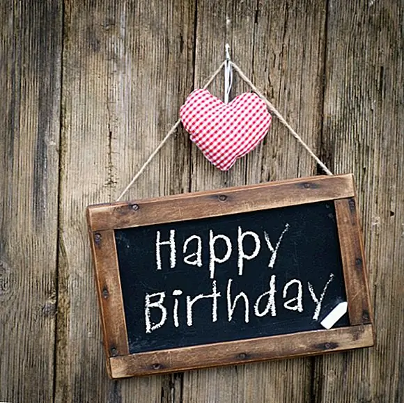 Песня «С днем рождения» защищена авторским правом и насчитывает около 2 000 000 долларов США в год владельцам авторских прав