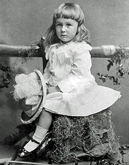 Удивительно недавний период времени, когда мальчики носили розовый, девушки носили синий цвет, а оба носили платья