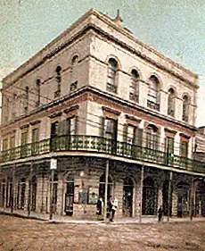 Скрученная сказка о Дельфине Ла Лаури и ее доме ужасов