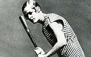 Женщина, которая ворвалась во время игры в бейсбольную лигу