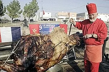 Самый большой пункт в мире по меню - верблюд, фаршированный бараниной, набитый курами, которые были забиты рыбой или яйцами