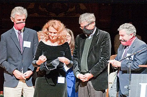 Существует набор пародий из Нобелевских премий, ежегодно выдаваемых за тривиальные научные достижения, Нобелевские премии IG