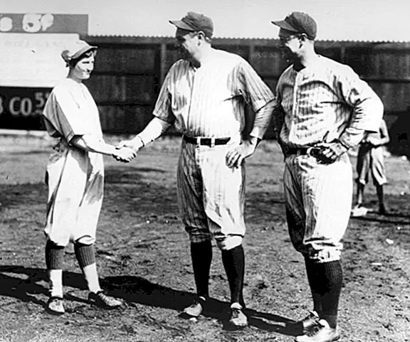 Там когда-то была 17-летняя девочка, которая ударила Babe Ruth и Lou Gehrig Back to Back