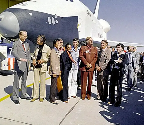 «Смело идти, пока никто не ушел раньше», считается, что он вдохновлен линией из брошюры Белого дома о космосе