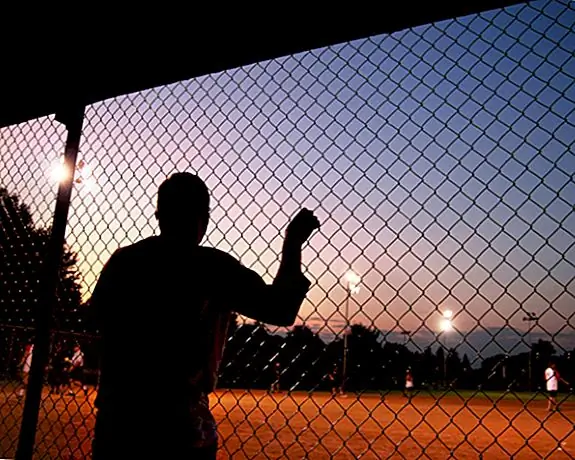 Под огнями: первая игра в бейсбол, играемая в ночное время