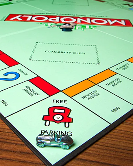Что конкретно делает посадка на бесплатную парковку в игре монополии? (И другие способы, которыми вы играли монополию неправильно, что заставляло ее делать больше)