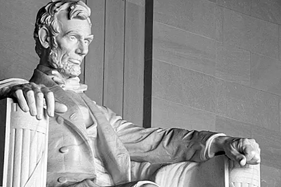 Когда Линкольн был почти убит за девять месяцев до того, как был убит