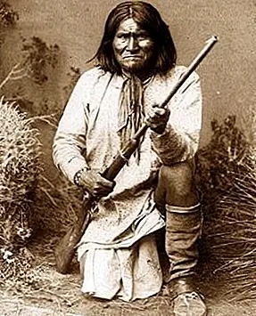 Где Традиция Крика «Геронимо», когда выпрыгнул из самолета