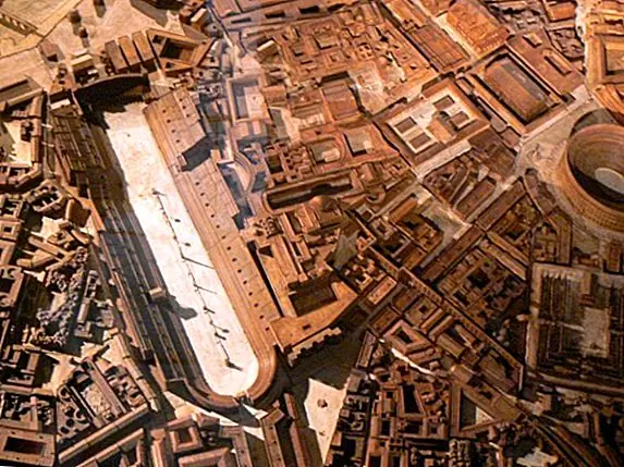 В то время как римский Колизей более известен сегодня, его предшественник, цирк Максимус, может провести около 3-6 раз больше людей