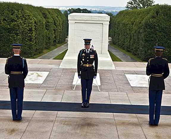 Кто похоронен в Могиле Неизвестного солдата?