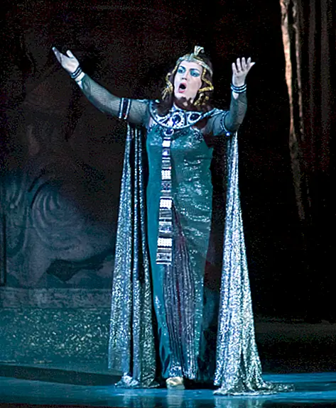 Кто такая жирная леди, и почему это происходит, когда она поет?