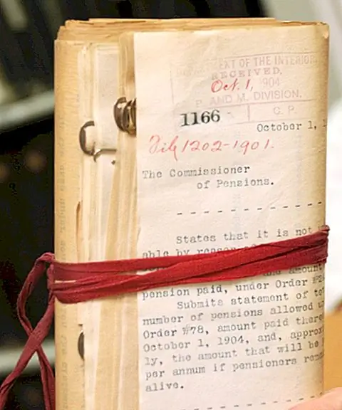 Почему бюрократические препятствия называются «красной лентой»?