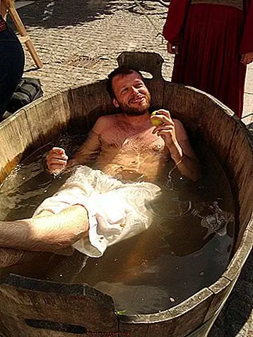 Почему купание было необычным в средневековой Европе