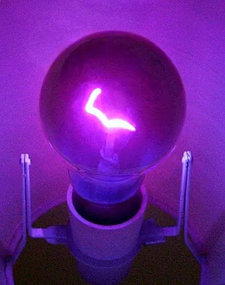 Почему черные огни делают вещи яркими