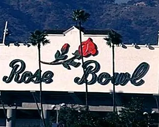 Почему чемпионат Футбольные игры называются «Чашами»