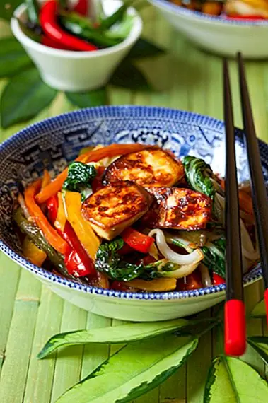 Почему азиатские страны используют палочки для еды?