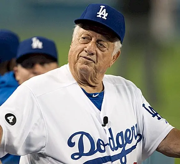 Почему менеджеры бейсбола носят униформу команды вместо костюма, как в других видах спорта?