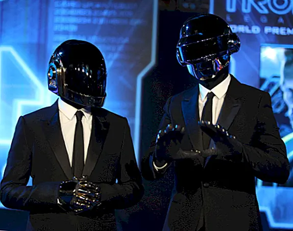 Почему Daft Punk Dress Like Robots?